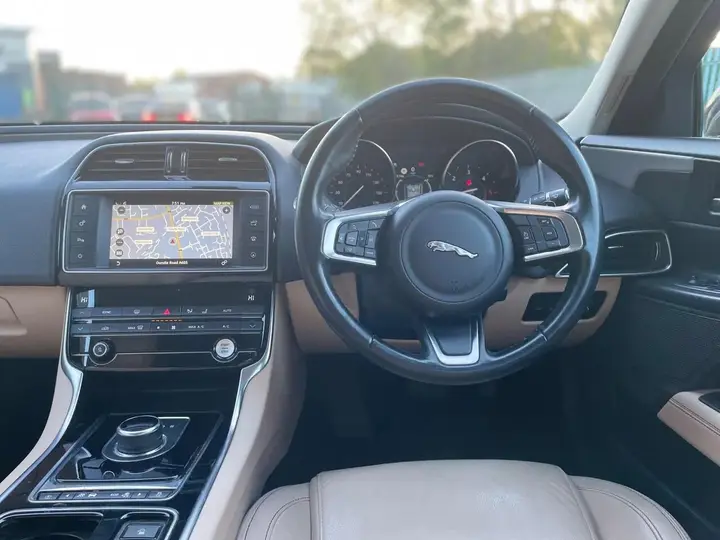 Jaguar Xe 2018 photo 2