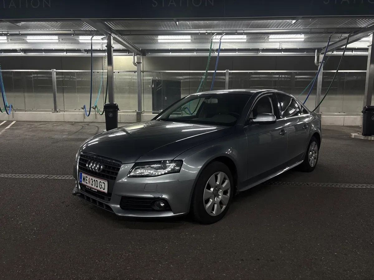 Audi A4 2011 photo 2