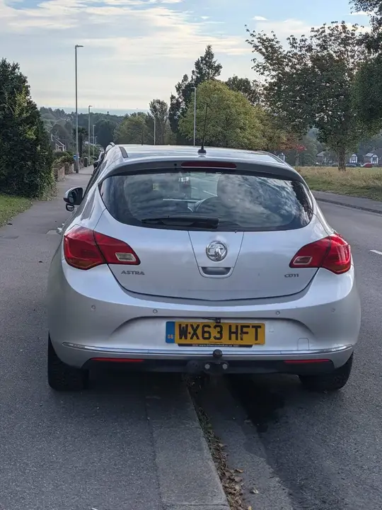 Vauxhall Astra 2013 photo 2