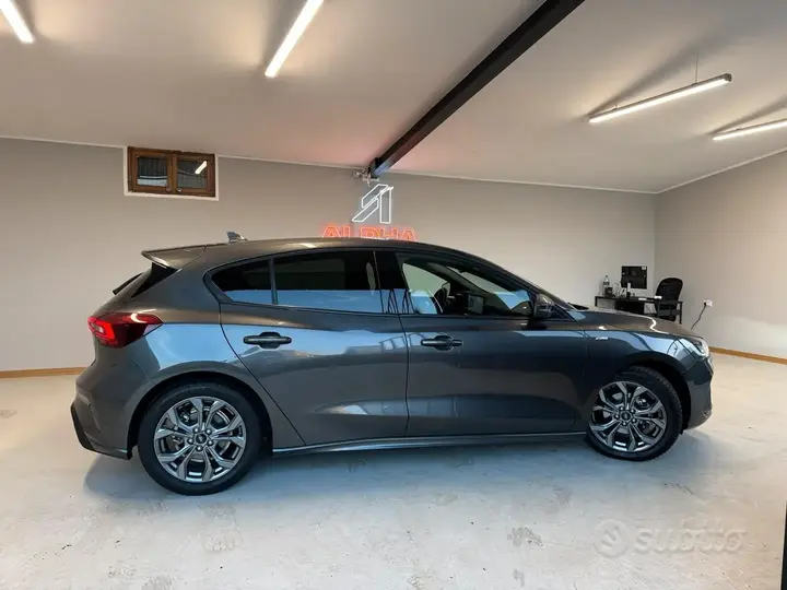 Ford Focus 2024 photo 2