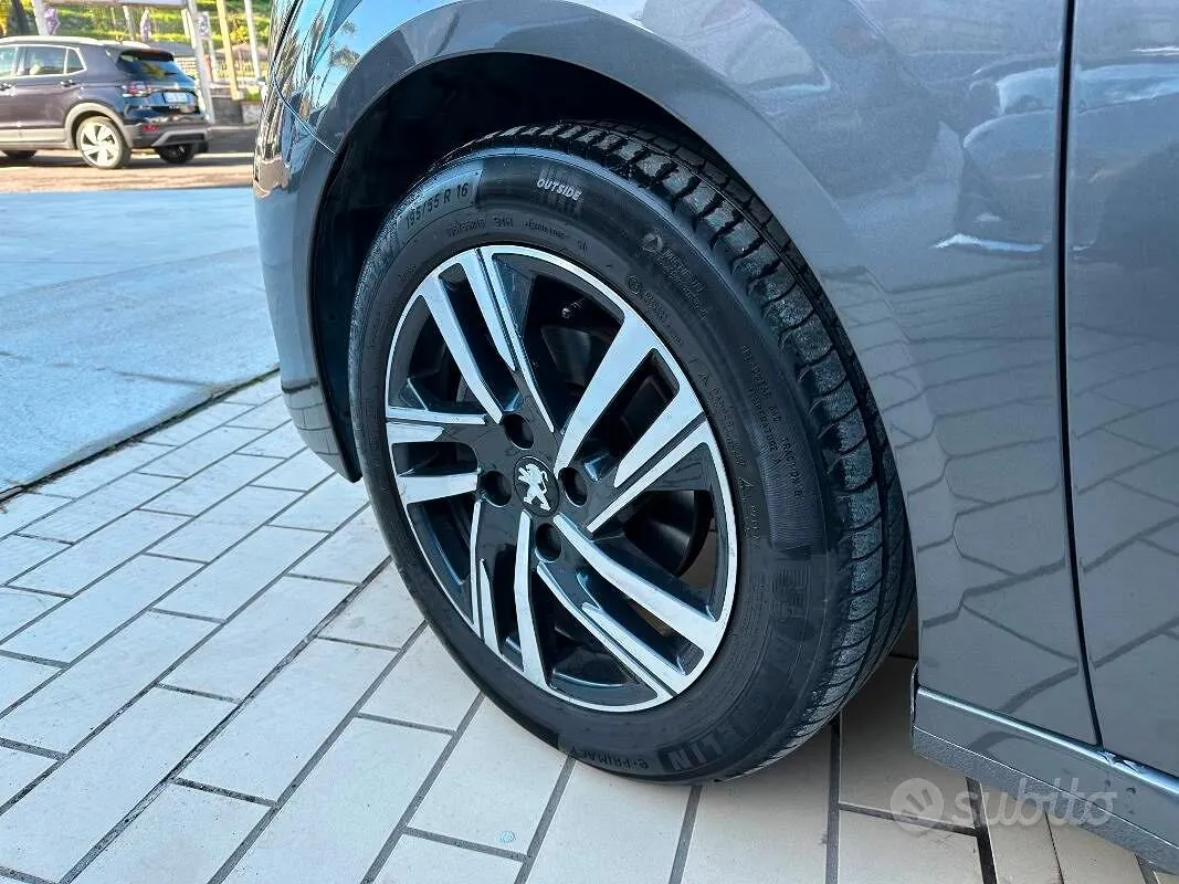 Peugeot 208 2023 photo 4