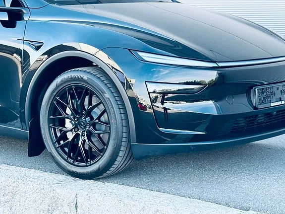 Tesla Model Y 2026 photo 2
