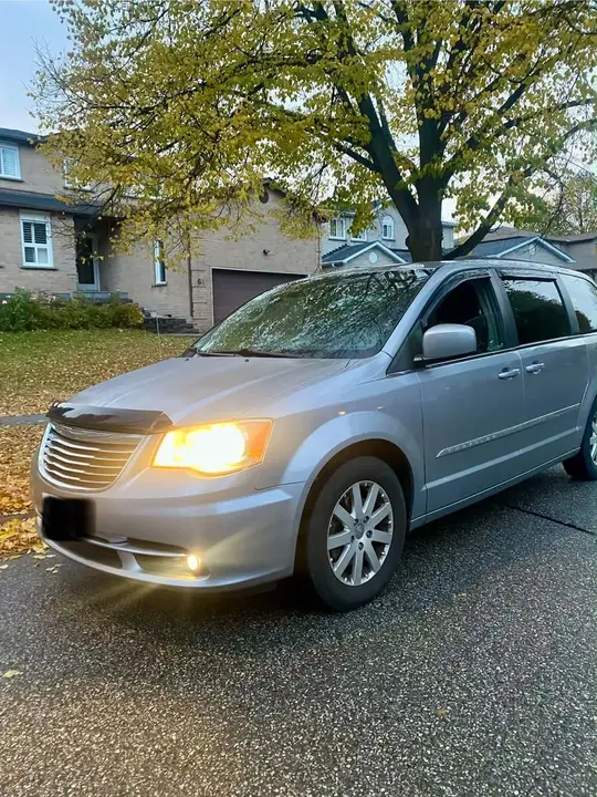 Chrysler Town & Country 2015 photo 2