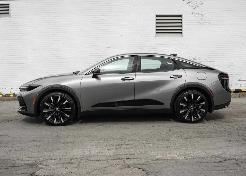 Toyota Crown 2023 photo 3
