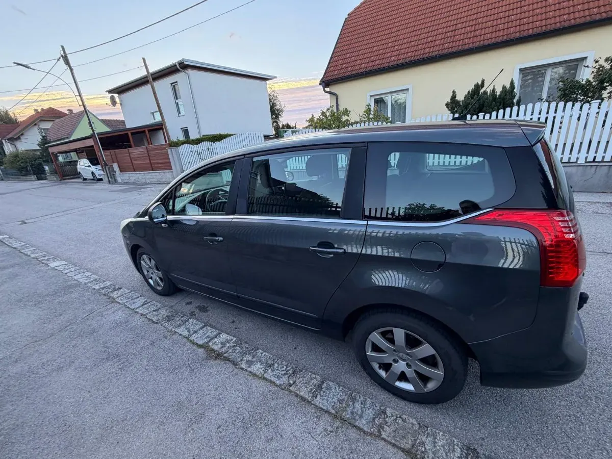 Peugeot 5008 2011 photo 2