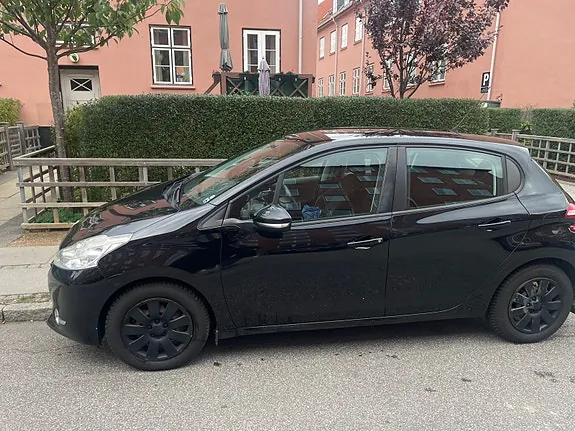 Peugeot 208 2012 photo 4