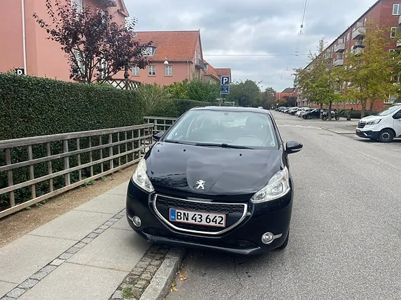 Peugeot 208 2012 photo 2