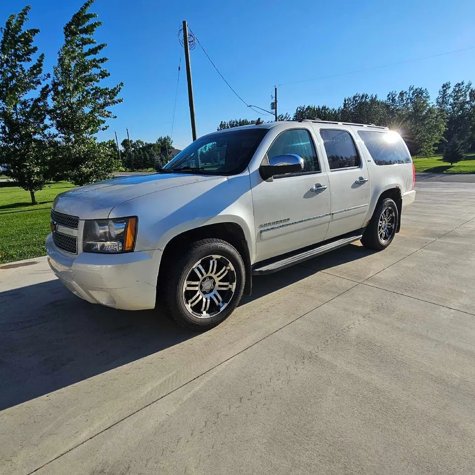 Chevrolet Suburban 2012 photo 2