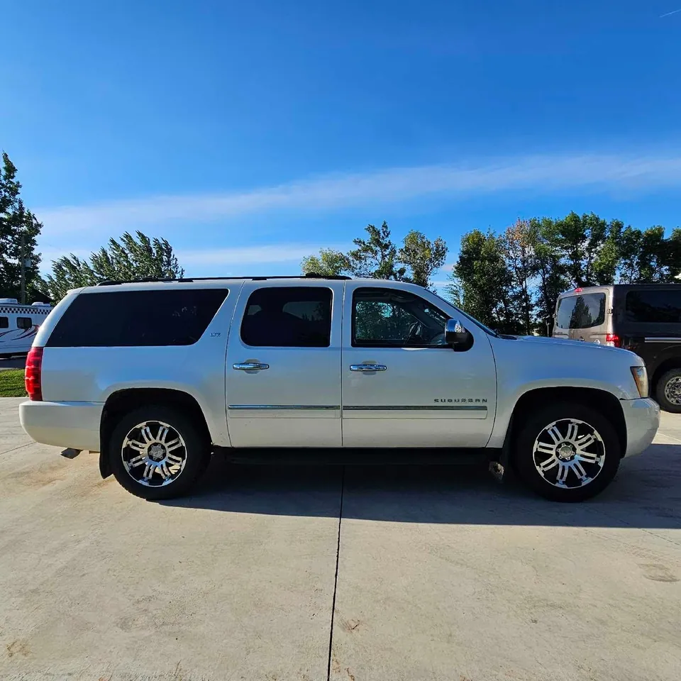 Chevrolet Suburban 2012 photo 4