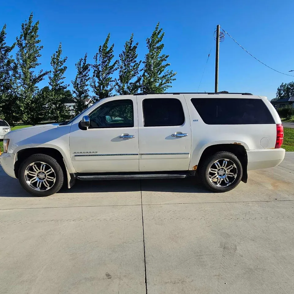 Chevrolet Suburban 2012 photo 3