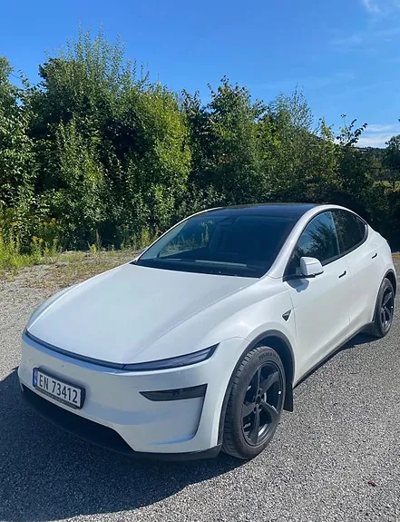 Tesla Model Y 2025 photo 3