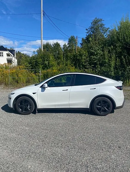 Tesla Model Y 2025 photo 4