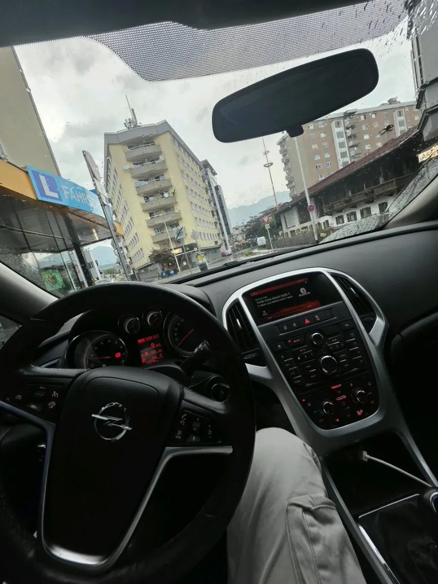Opel Astra 2014 photo 2