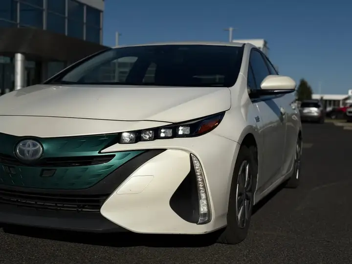 Toyota Prius Prime 2018 photo 2