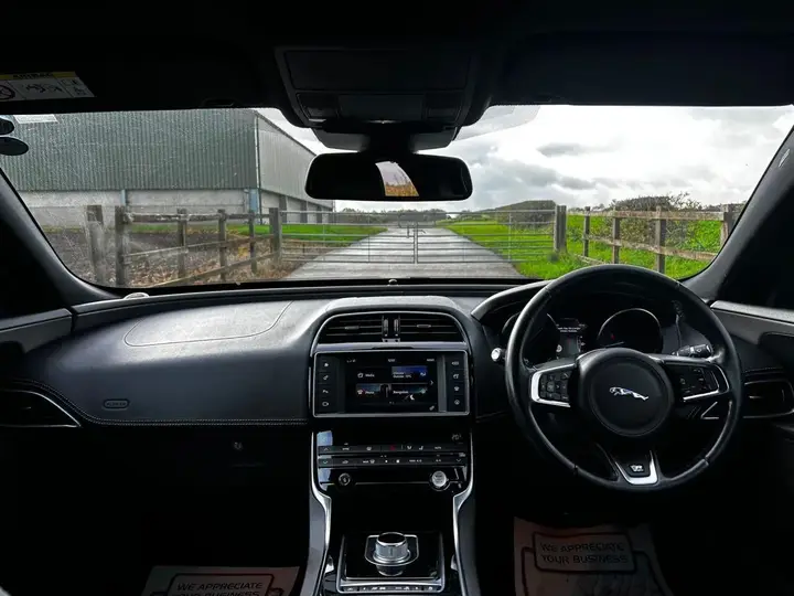 Jaguar Xe 2015 photo 4