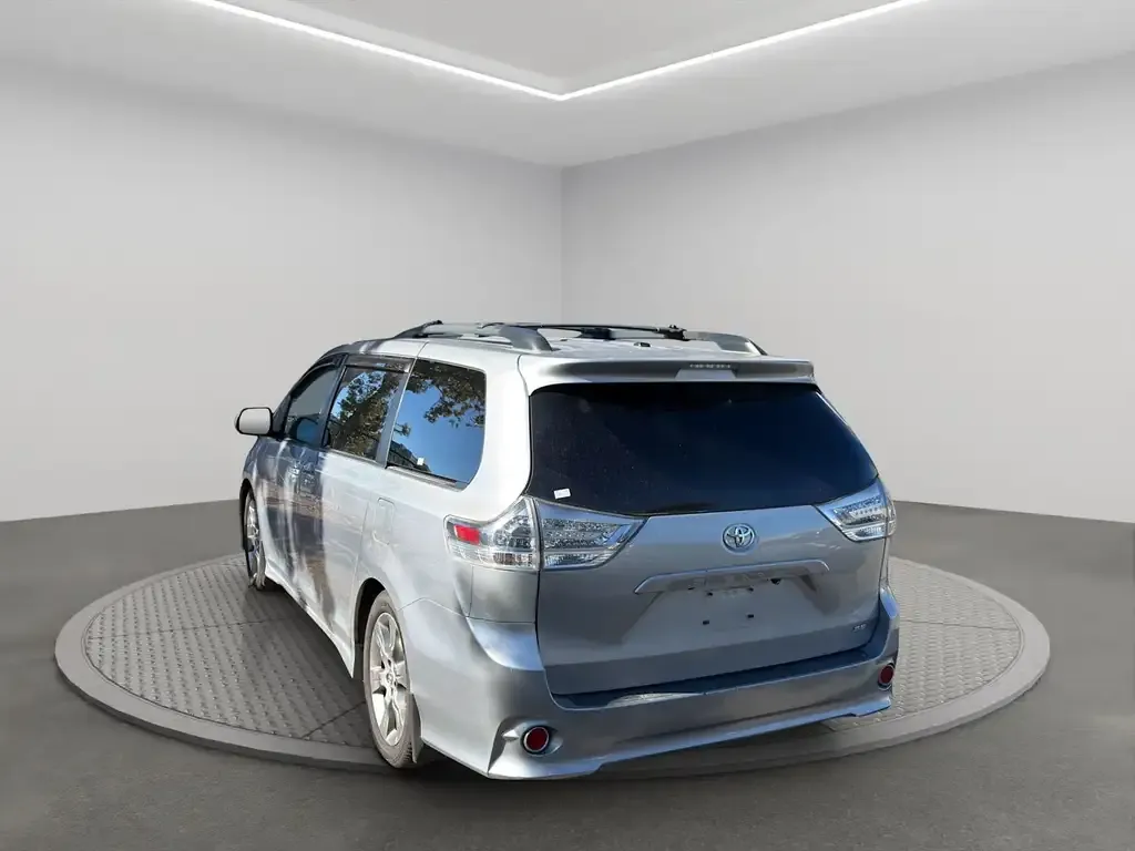 Toyota Sienna 2011 photo 4