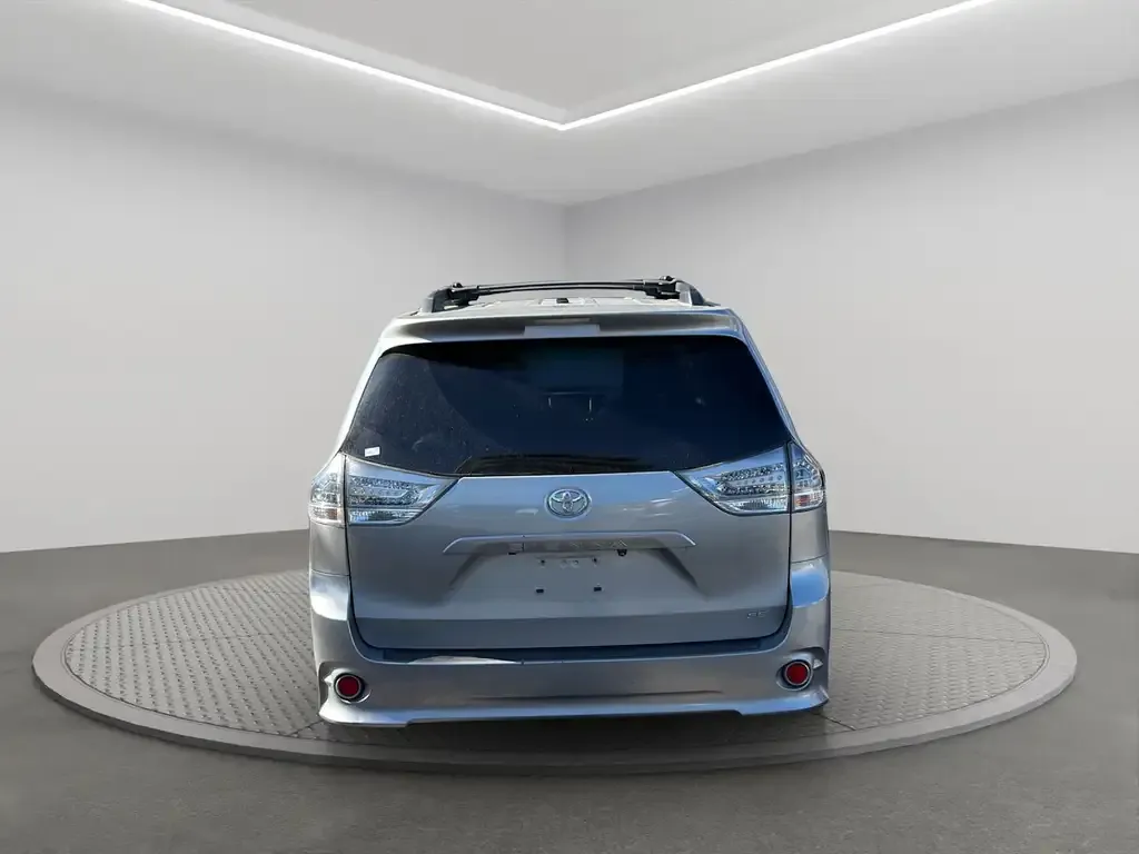 Toyota Sienna 2011 photo 5
