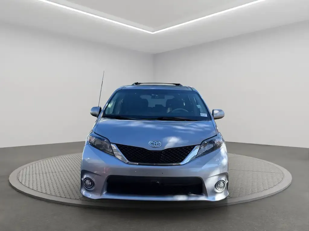 Toyota Sienna 2011 photo 2