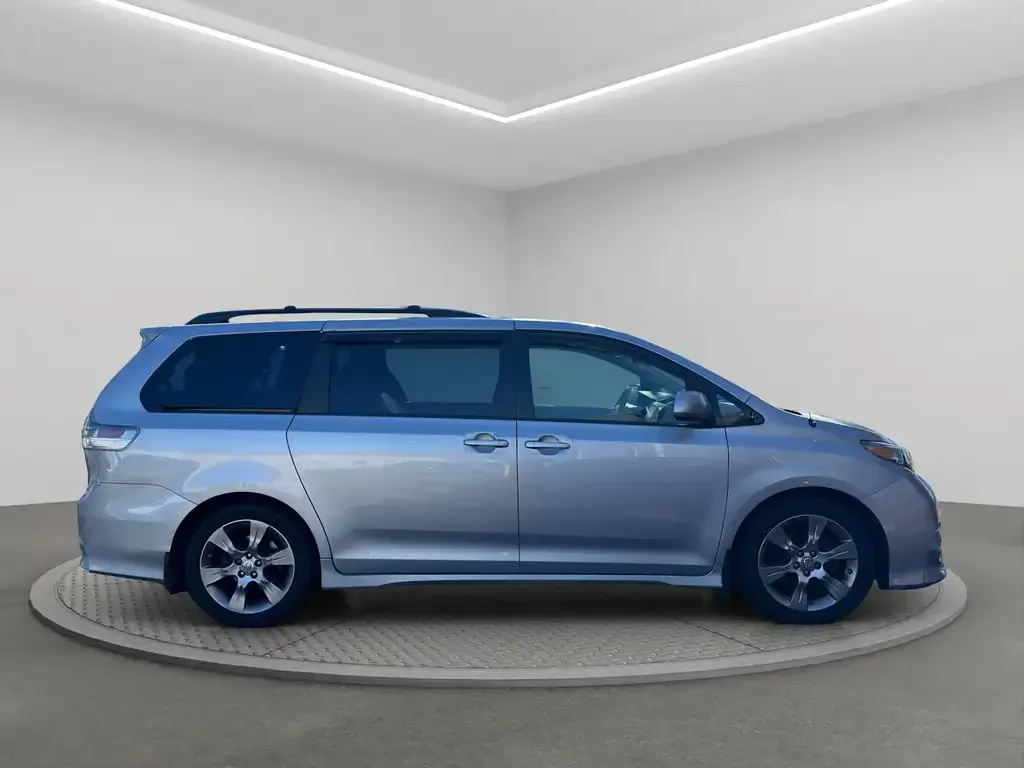 Toyota Sienna 2011 photo 3