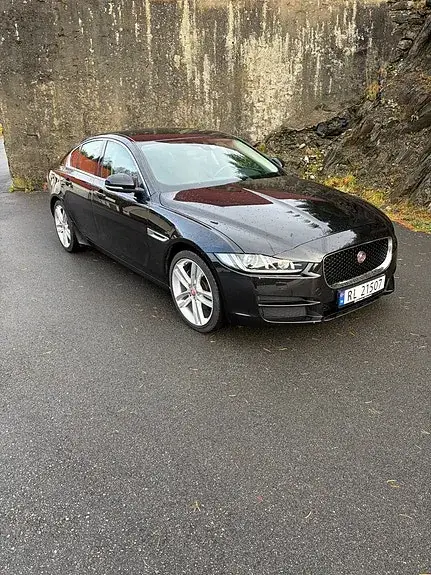 Jaguar Xe 2017 photo 2