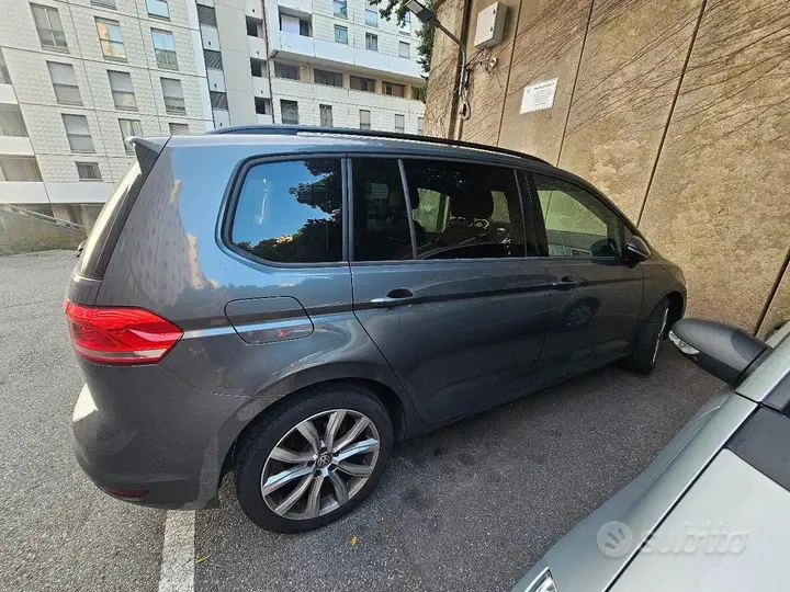 Volkswagen Touran 2018 photo 2