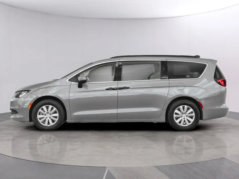 Chrysler Grand Caravan 2024 photo 3