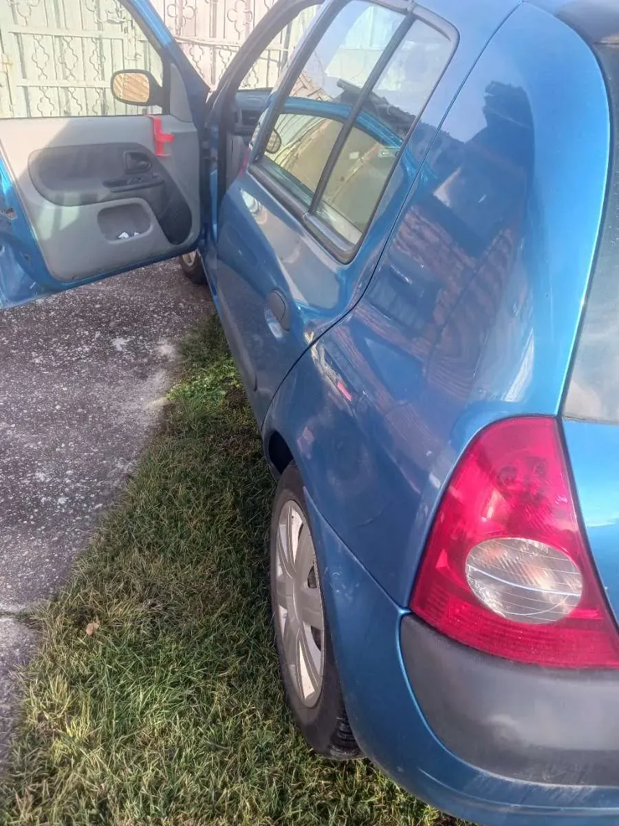 Renault Clio 2004 photo 2