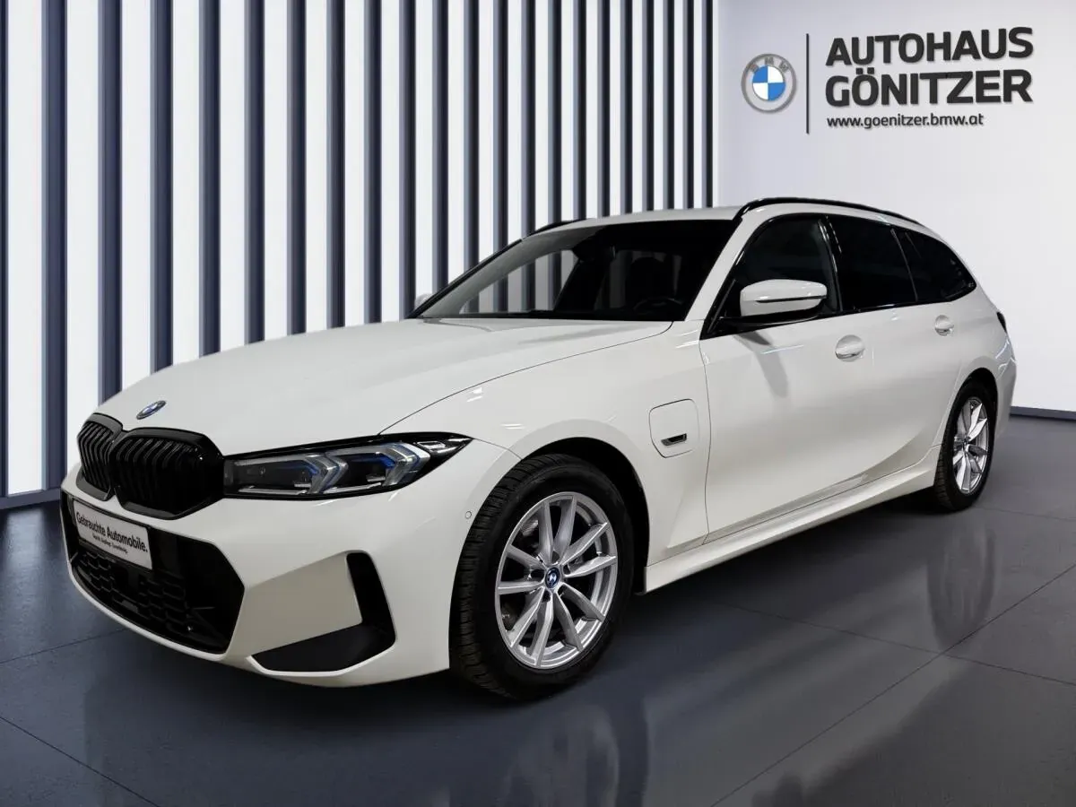 BMW 3 Series 2022 photo 2