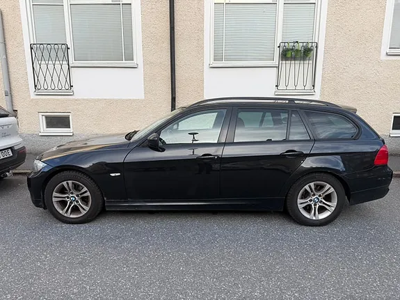 BMW 320D 2009 photo 2