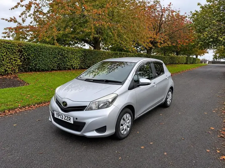 Toyota Yaris 2013 photo 2