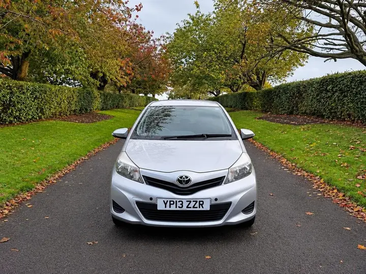 Toyota Yaris 2013 photo 3