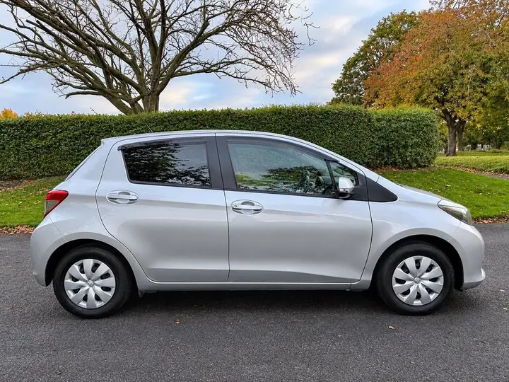 Toyota Yaris 2013 photo 5
