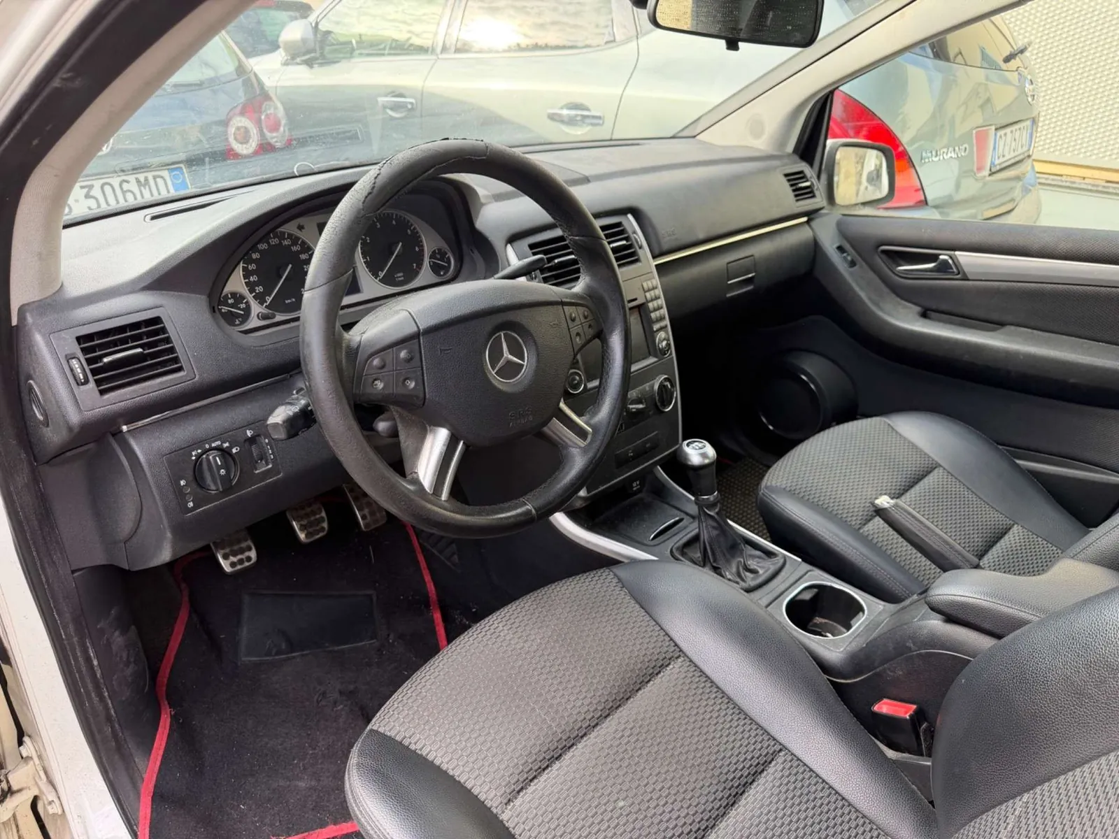 Mercedes-Benz B180 2011 photo 2