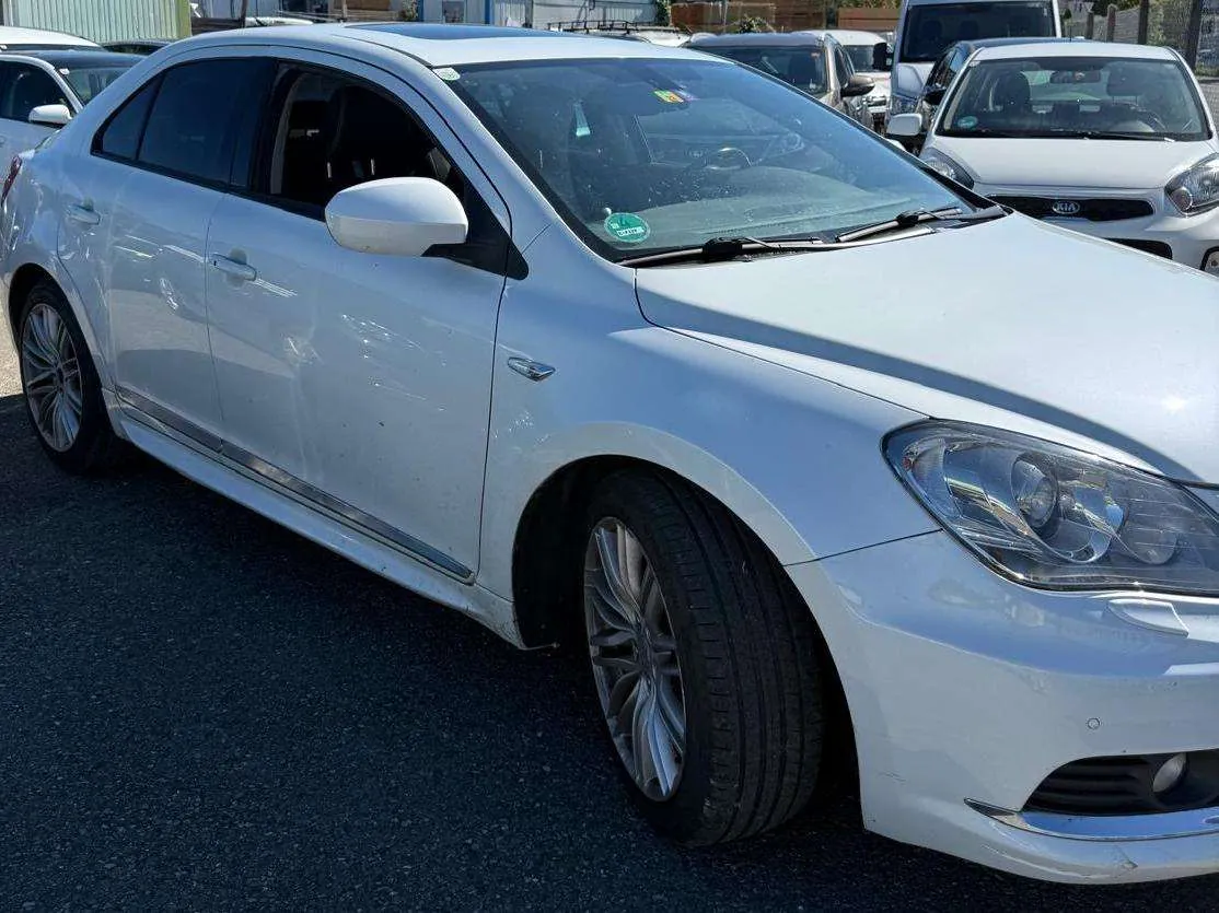 Suzuki Kizashi 2011 photo 2