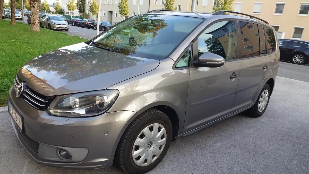 Volkswagen Touran 2011 photo 2