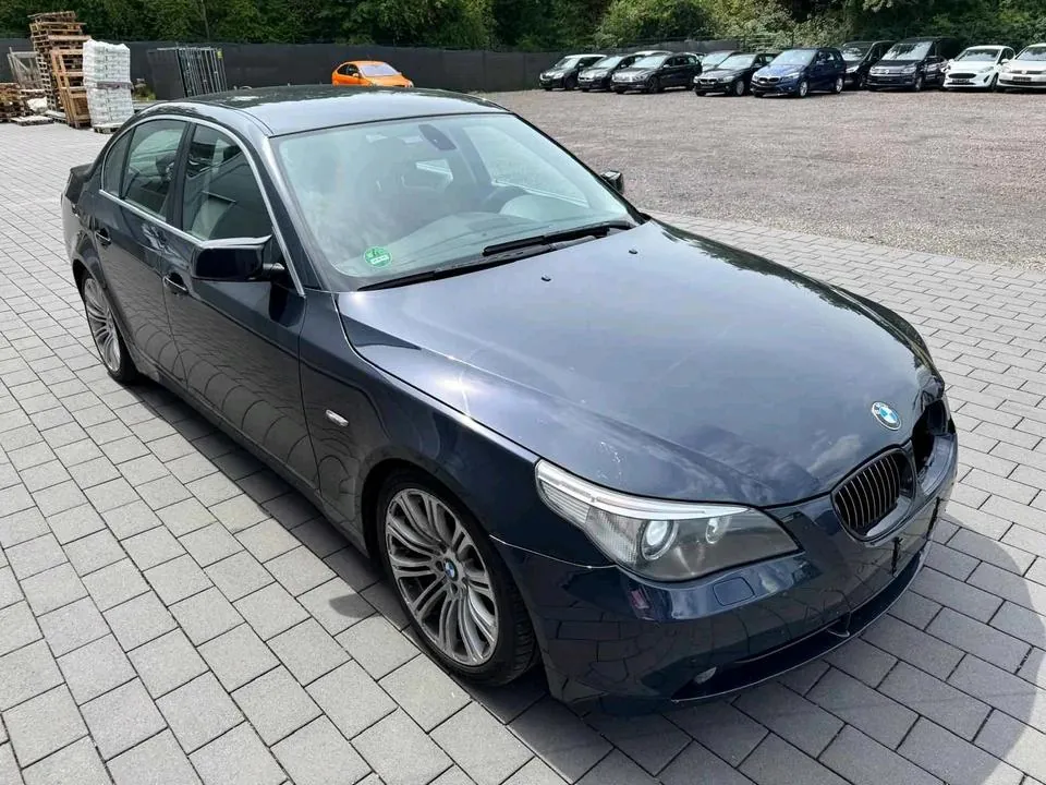 BMW 523I