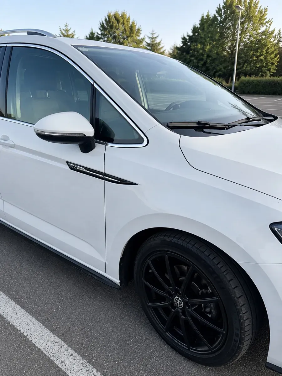 Volkswagen Touran 2017 photo 2
