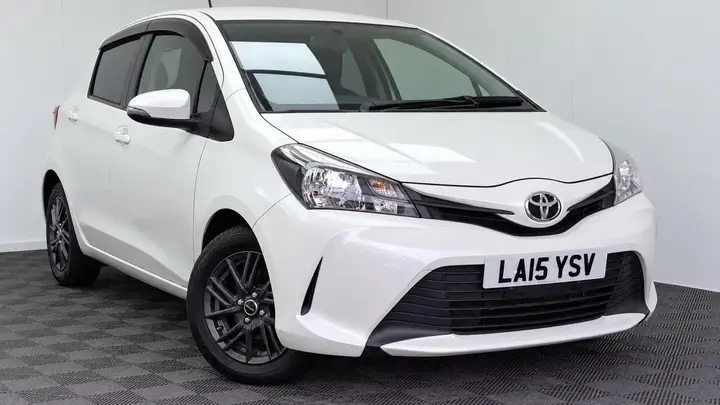 Toyota Yaris 2015 photo 2