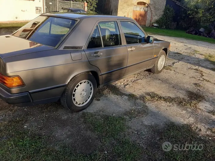 Mercedes-Benz 190 1986 photo 2