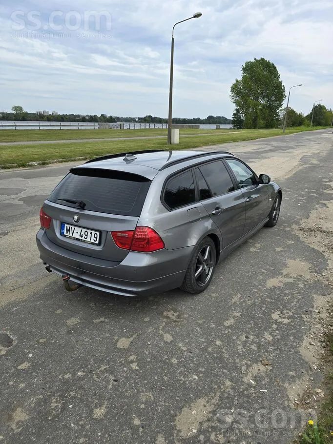 BMW 318 2010 photo 2