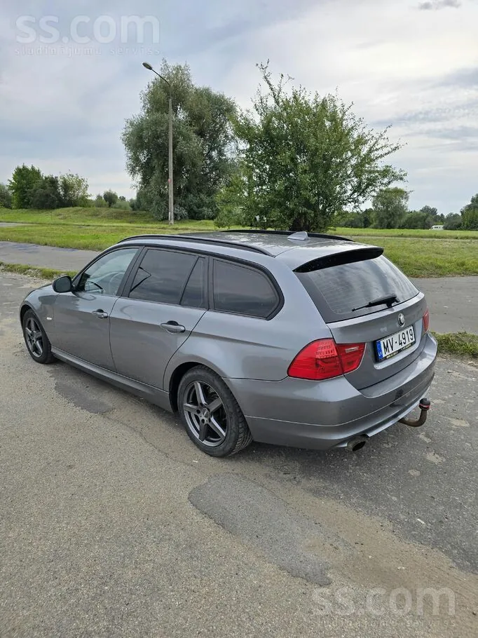 BMW 318 2010 photo 4