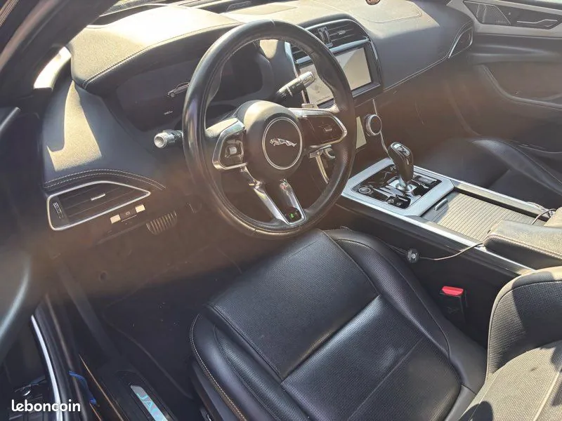 Jaguar Xe 2022 photo 3