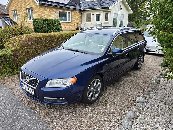 Volvo V70 2012 photo 2