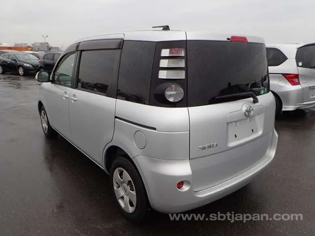 Toyota Sienta 2009 photo 3
