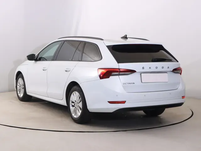 Skoda Octavia Combi 2021 photo 3