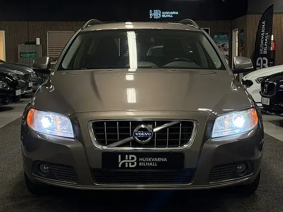 Volvo V70 2012 photo 2