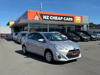 Toyota Aqua 2015 photo 2