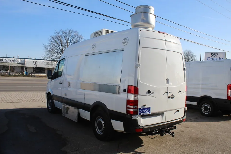 Mercedes-Benz Sprinter Van 2010 photo 2