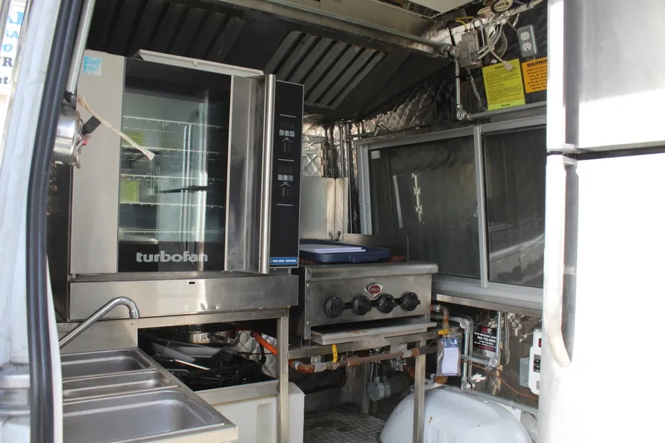 Mercedes-Benz Sprinter Van 2010 photo 3