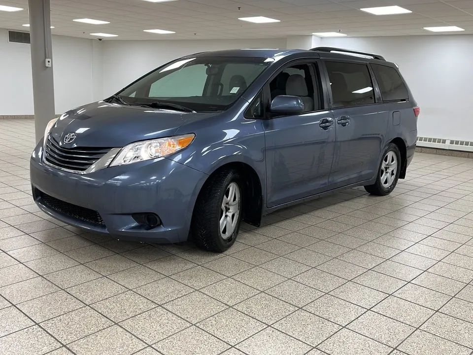 Toyota Sienna 2015 photo 2